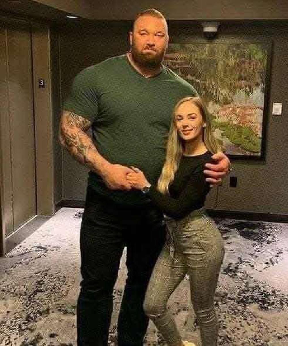 Los hombres prefieren a las mujeres más bajas porque tienen…