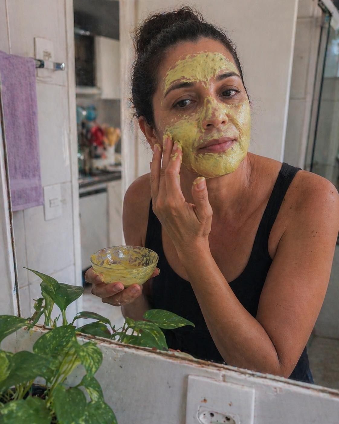 Crema de noche de aguacate y huevo: mantiene la piel del rostro más joven y bella