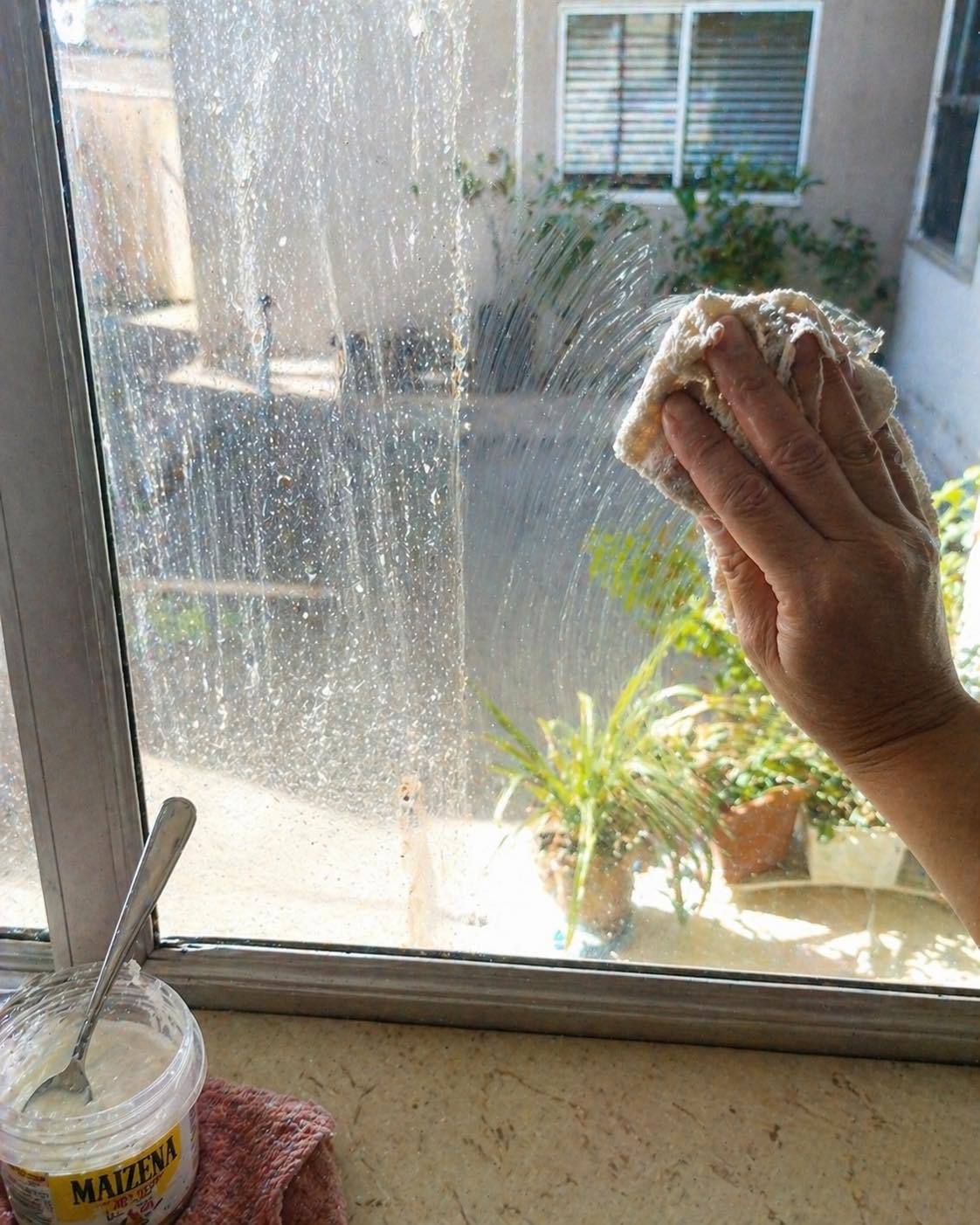 Usa Maizena para limpiar los cristales de tu casa, ¡quedarán relucientes!