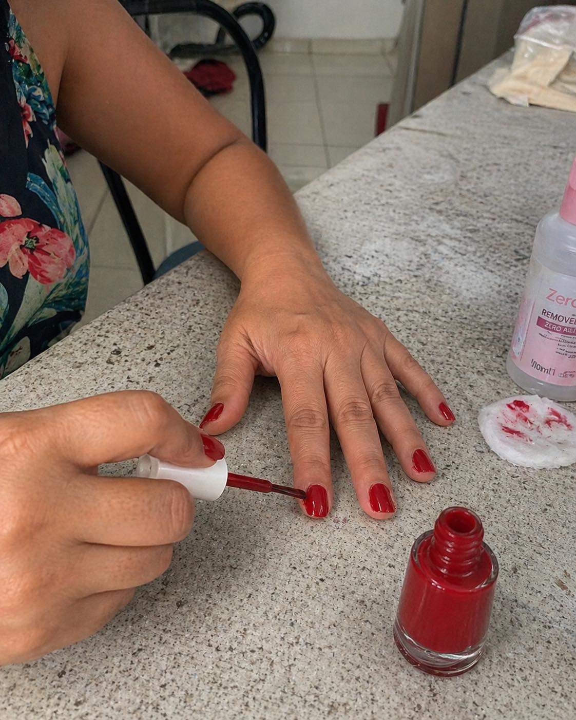 Investigadores revelan que aplicar esmalte en las uñas podría causar…