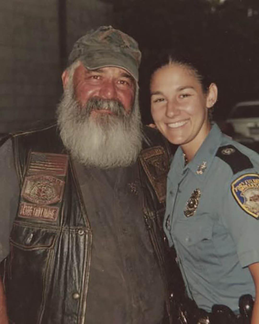 Motociclista se reencuentra con su hija desaparecida hace 31 años tras ser detenido por una policía