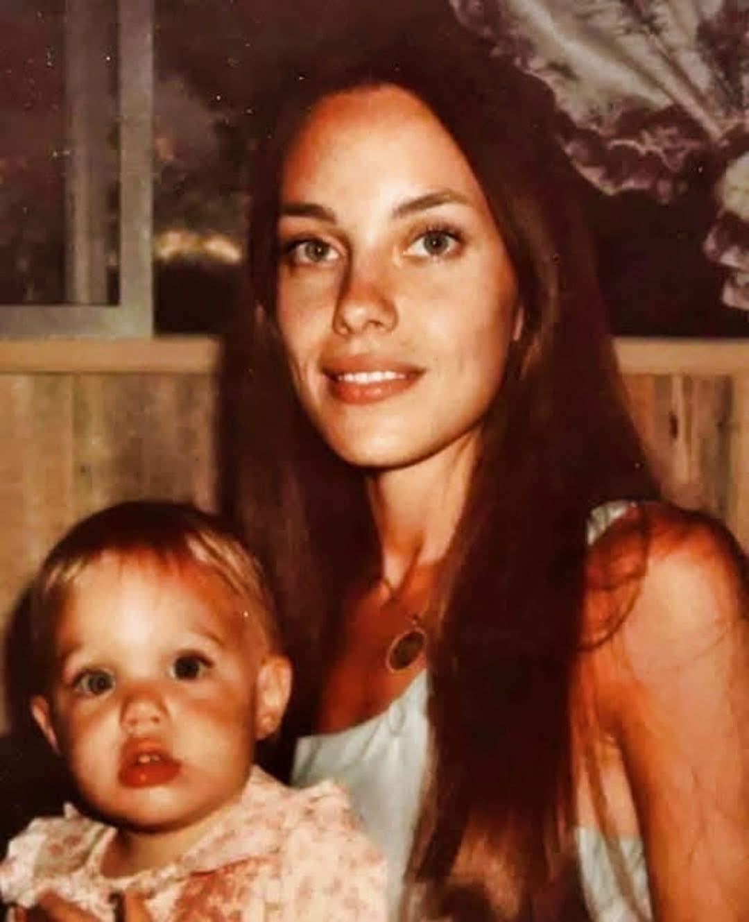 Un raro momento de la infancia: ¿Puedes reconocer a la futura estrella de Hollywood y a su madre?