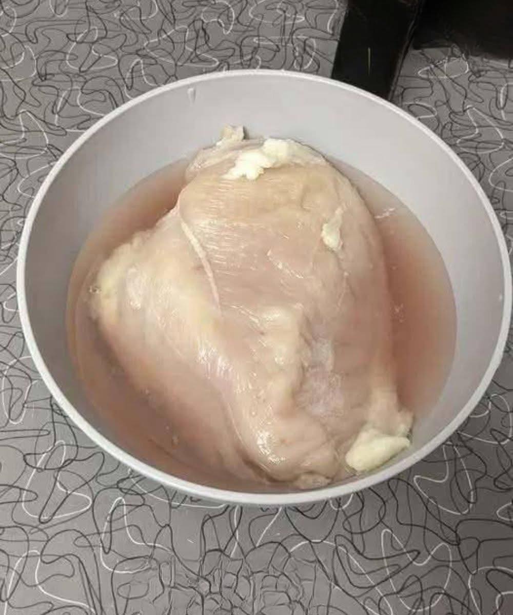 ¿Es seguro comer pollo que estuvo fuera toda la noche? Mi marido dice que sí, pero quiero asegurarme de que sea seguro para los niños