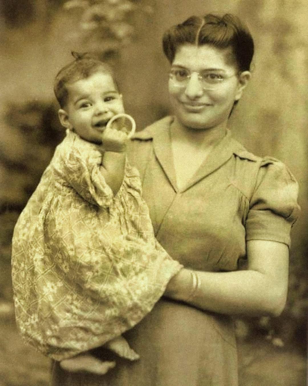 Una foto rara de 1947 muestra a un bebé en brazos de su madre — ¿logras adivinar en qué futuro ícono del rock se convertiría?