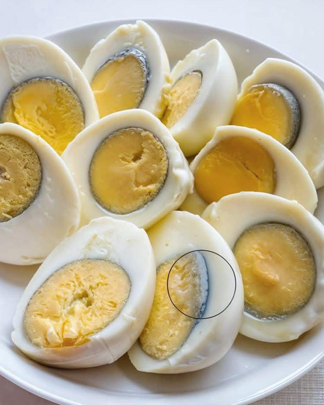 ¿Por qué aparece un anillo verde alrededor de la yema de los huevos cocidos?