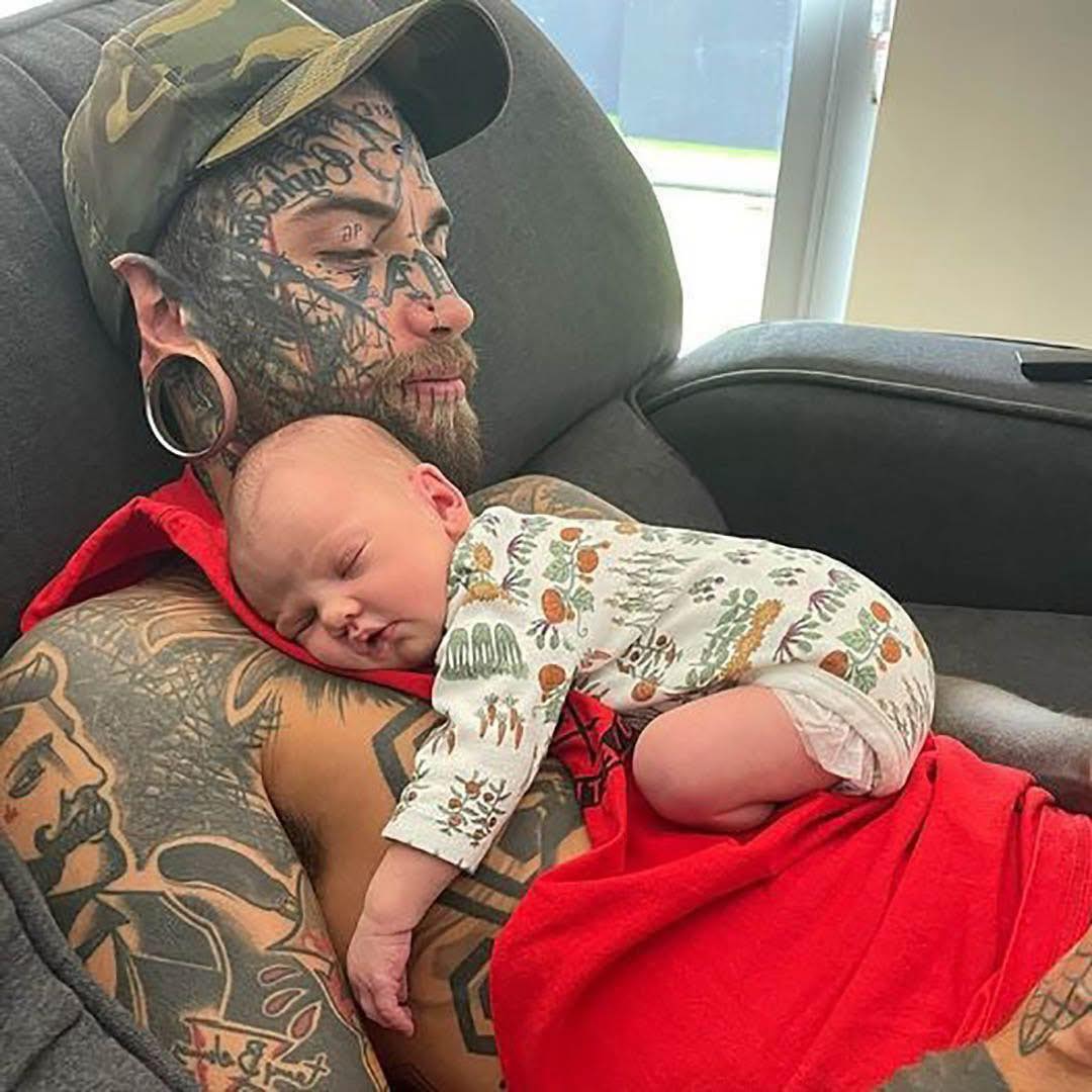 Padre completamente tatuado inicia una transformación radical por su hija